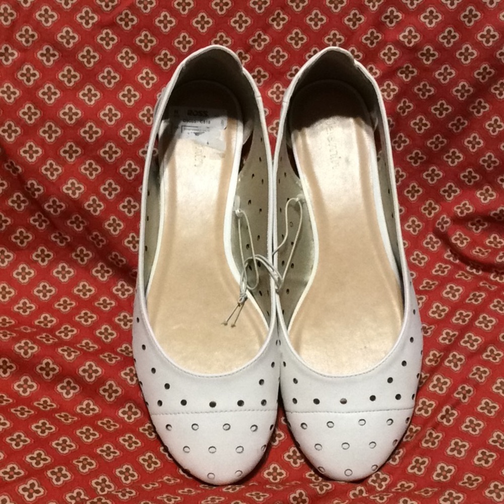 White Flat by Jasmine 11 NWT